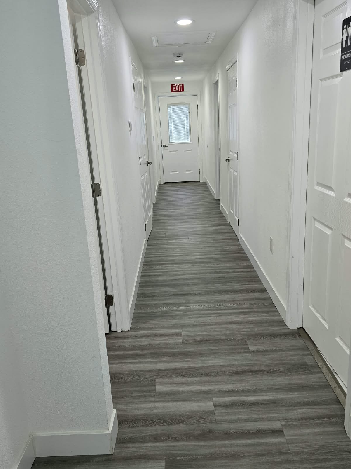 Tevah hallway with doors to adjoining rooms